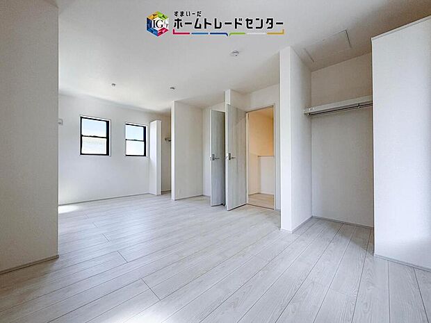 【リビング以外の居室】将来的には間仕切りを設けて二つの部屋にすることも考えた洋室です。現在は10帖以上の主寝室としてお使いいただき、家族が増えたとき、成長した時には、間仕切りをし、お二人分のプライベート空間へと変わります。