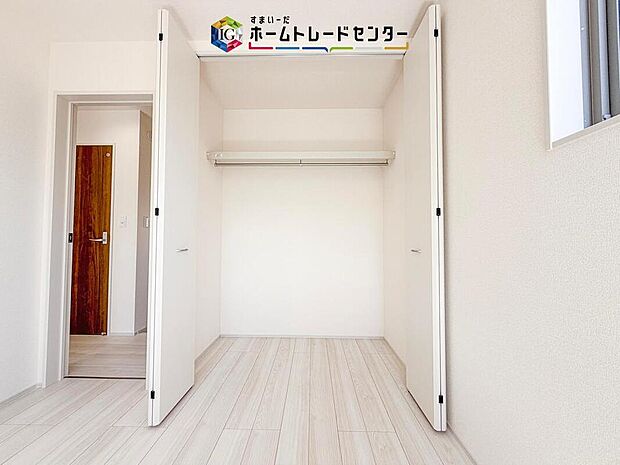 【収納】収納スペースは住宅を探す際には重要なポイントの一つだと思います。そのため少しでも空間が取れるところは可能な限り収納スペースとしたしました。居室をスッキリとお使いいただきたいお客様に大変喜ばれています。