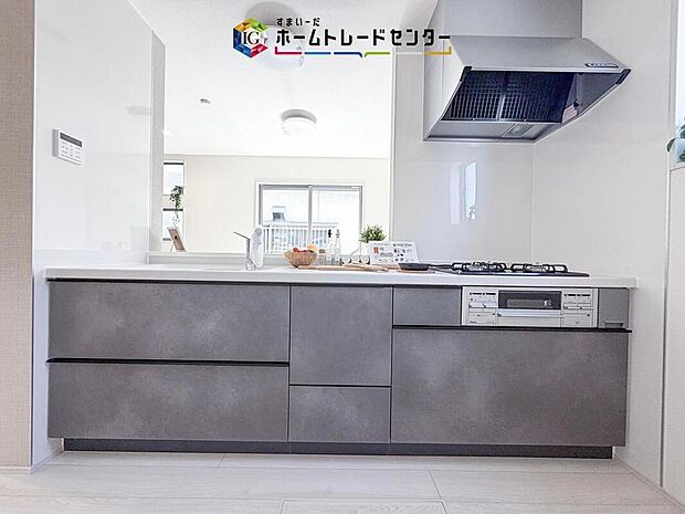 【【システムキッチン】】見栄えもよくお手入れもスムーズに出来ます。豊富な収納力もございますので、キッチンスペースをスッキリとお使い頂けそうです。