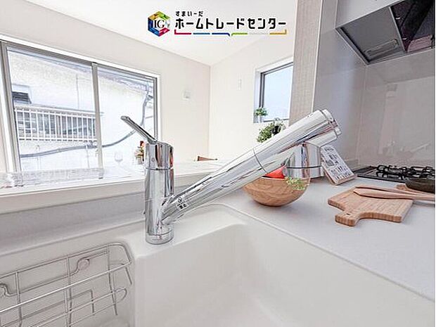 【【浄水器】】浄水カートリッジ内蔵で場所を取らずに見た目もスッキリ。ノズルはシャワーヘッドになっておりお掃除も楽々です。