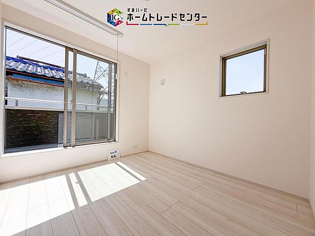 【洋室】日当りの良さは写真でも充分に伝わるかと思いますが、開放感のある周囲にめぐまれたおかげで、風通しもとても良くなっております。ぜひ現地を見ていただき体感していただきたいポイントです。