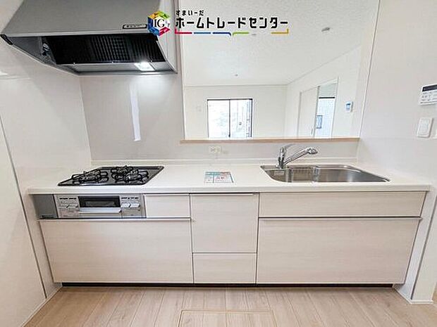 【【キッチン】】見栄えもよくお手入れもスムーズに出来ます。豊富な収納力もございますので、キッチンスペースをスッキリとお使い頂けそうです。