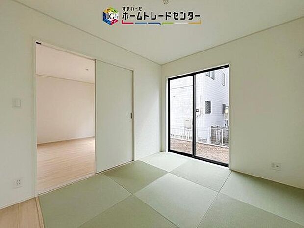 【リビング以外の居室】畳のやさしい肌触りでくつろげる和洋室。リビングとつなげれば空間が広く感じられ、来客時や子どもの遊び場、お昼寝スペースにも便利です。