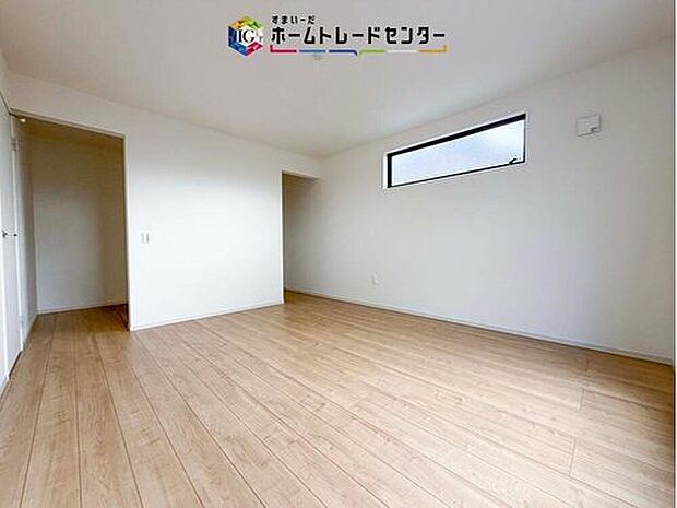 【リビング以外の居室】主寝室は9帖、お子様がまだ小さいご家庭なら2階のお部屋はここだけでいいかもしれません、もちろんウォークインクローゼットがついておりますので、荷物に悩まされることなく、好きに家具の配置ができます