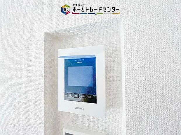 【【TVモニター付きインターホン】】録画機能もあり、どのような人が何時に来訪されたのかが分かります。防犯上はもちろん、お届け物などの把握にも便利です。ライトが付いているので、夜間でも安心です。