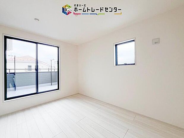 【リビング以外の居室】日当りの良さは写真でも充分に伝わるかと思いますが、開放感のある周囲にめぐまれたおかげで、風通しもとても良くなっております。ぜひ現地を見ていただき体感していただきたいポイントです。