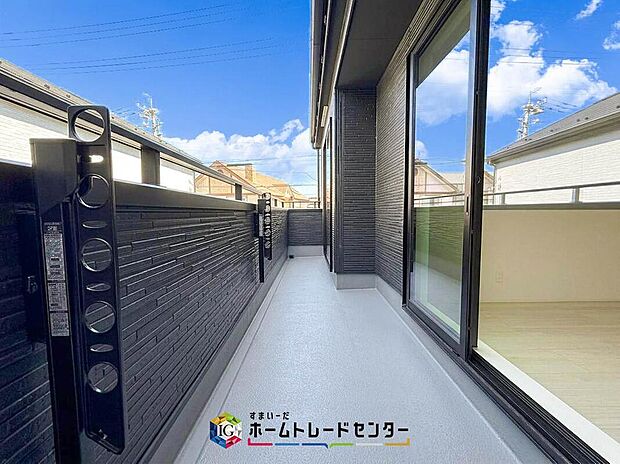 【バルコニー】南面に面したバルコニーはもちろん日当たり良好です。お洗濯物を干していただく際にも楽にできるように奥行きを広くお取りいたしました。明るく、暖かなゆとりあるスペースで快適に家事を行っていただけます。