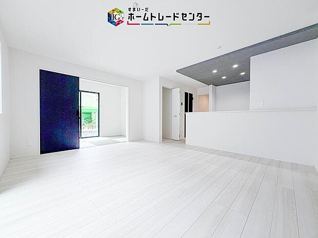 【リビング】対面キッチン前の空間を広めにとっておりますので、ダイニングテーブルを置いてご家族皆様で食卓を囲ってもらっても充分なスペースがございます。家族で楽しいお食事のお時間をお過ごしください。