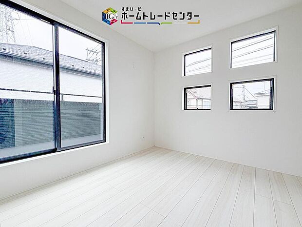 【洋室】2面採光の洋室です。窓からの眺望もよくなり視界が広いので、部屋にいても飽きません、そしてもちろん大切なのは明るさと風通し、明るい日差しと心地よい風で自分のお部屋でくつろげる贅沢をご提供します。