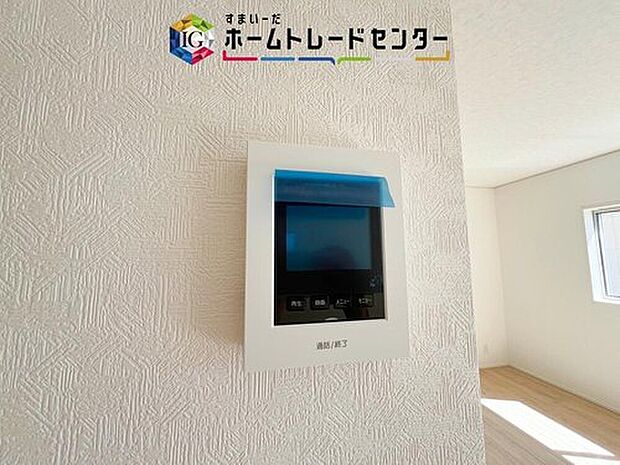 【【TVモニター付きインターホン】】録画機能もあり、どのような人が何時に来訪されたのかが分かります。防犯上はもちろん、お届け物などの把握にも便利です。ライトが付いているので、夜間でも安心です。