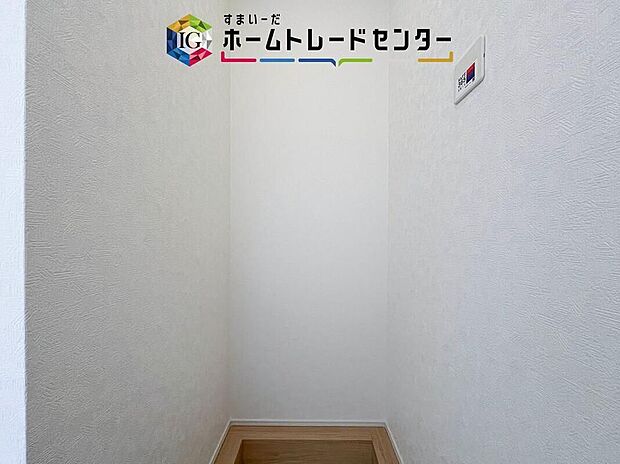 【【シューズインクローク】】ロングブーツやトレッキング靴もすっぽり収まる玄関収納。靴はもちろんベビーカーやお子さんの遊び道具なども置いていただけます。