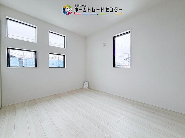 【リビング以外の居室】2面採光の洋室です。窓からの眺望もよくなり視界が広いので、部屋にいても飽きません、そしてもちろん大切なのは明るさと風通し、明るい日差しと心地よい風で自分のお部屋でくつろげる贅沢をご提供します。
