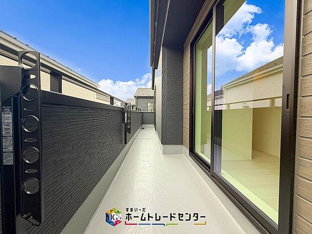 【バルコニー】南面に面したバルコニーはもちろん日当たり良好です。お洗濯物を干していただく際にも楽にできるように奥行きを広くお取りいたしました。明るく、暖かなゆとりあるスペースで快適に家事を行っていただけます。