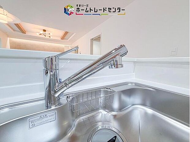 【【浄水器】】浄水カートリッジ内蔵で場所を取らずに見た目もスッキリ。ノズルはシャワーヘッドになっておりお掃除も楽々です。