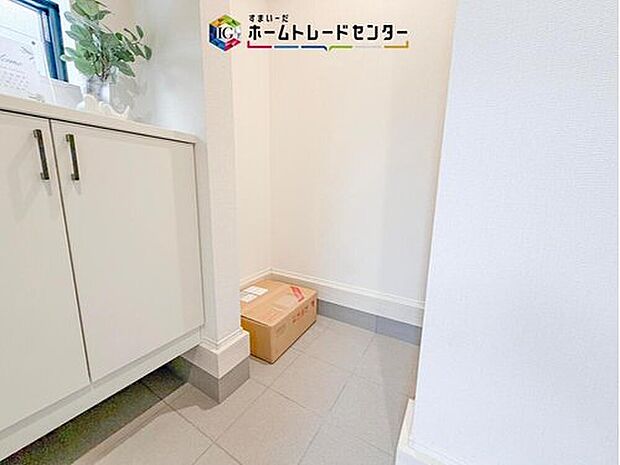 【【シューズインクローク】】ロングブーツやトレッキング靴もすっぽり収まる玄関収納。靴はもちろんベビーカーやお子さんの遊び道具なども置いていただけます。