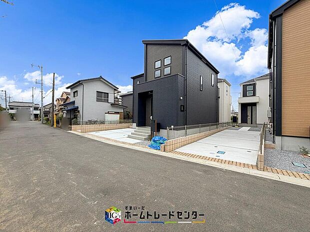 【前面道路含む現地写真】前面道路はゆとりある6m以上を確保！開放感があり、お車の出入りもスムーズ。車庫入れや切り返しがしやすく、運転が苦手な方にも嬉しい立地です♪