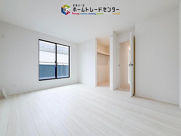 【リビング以外の居室】日当りの良さは写真でも充分に伝わるかと思いますが、開放感のある周囲にめぐまれたおかげで、風通しもとても良くなっております。ぜひ現地を見ていただき体感していただきたいポイントです。