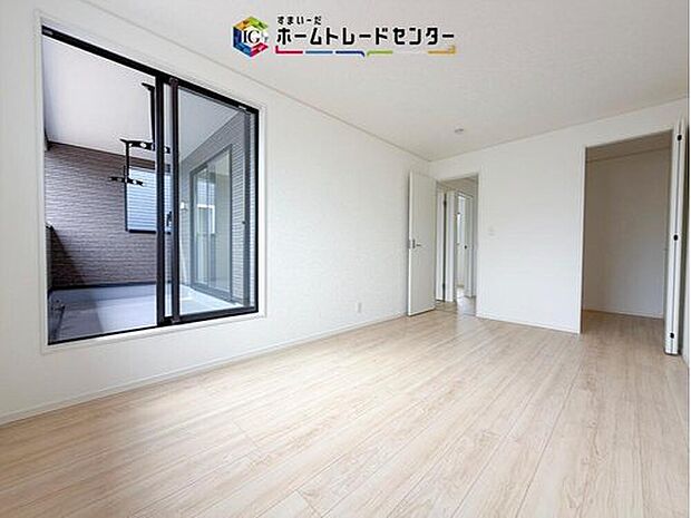 【リビング以外の居室】2階洋室です。このお部屋と隣室どちらからでもバルコニーは出入り可能です。バルコニーに面したお部屋を主寝室にしたのはいいけれど、お休みになってる方がいてお洗濯ものを干しに行けない、なんてことはありません