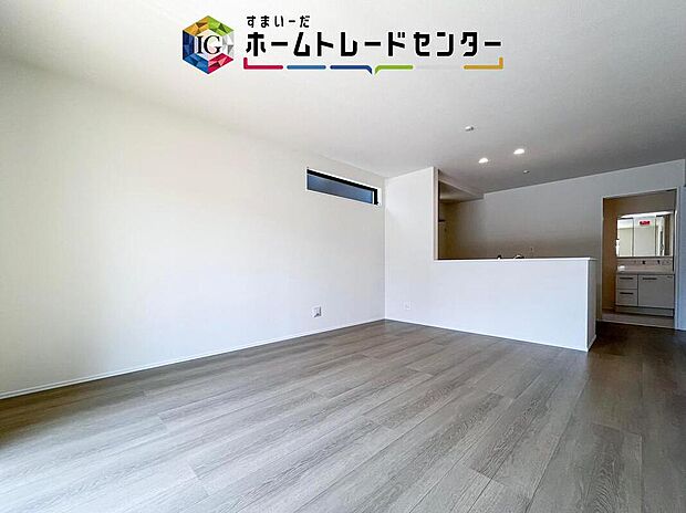 【リビング】対面キッチンの前にダイニングテーブルを置き、手前側がリビングスペースになるかと思います。広く奥行きがありますので、ダイニング、リビングの各スペースの役割をしっかり分けて確保していただけます。