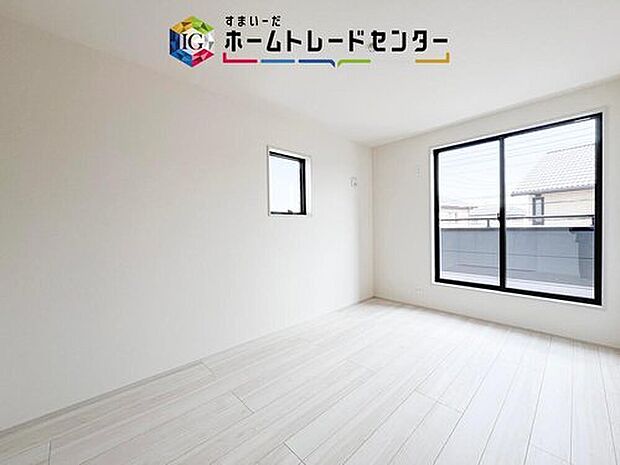 【リビング以外の居室】2面採光の洋室です。窓からの眺望もよくなり視界が広いので、部屋にいても飽きません、そしてもちろん大切なのは明るさと風通し、明るい日差しと心地よい風で自分のお部屋でくつろげる贅沢をご提供します。