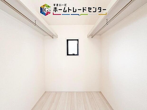 【収納】分かりにくくてすみません、ウォークインクローゼットです。各部屋に収納があるのはもちろんですが、同規模の収納をこの物件では2つ設けました。居室はスッキリとなり、空間を最大限有効利用していただけます。
