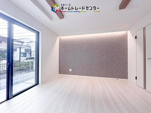 【リビング】広々としたリビングは南側に設けた掃き出し窓からたくさんの陽光を取り入れてくれます。家族が集まる空間ですからやはり明るさと、暖かさは大切です。広さがありますので家具の配置に悩まなくて済むのも良いです。