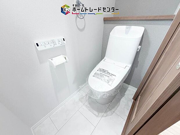 【【トイレ】】暖房機能の付いた便座は冬の寒い日にはあって良かったと本当に思います。もちろん快適で清潔なシャワー機能は標準で備えています。スペースも広くとっているので普段のお掃除もしやすいトイレスペースです。