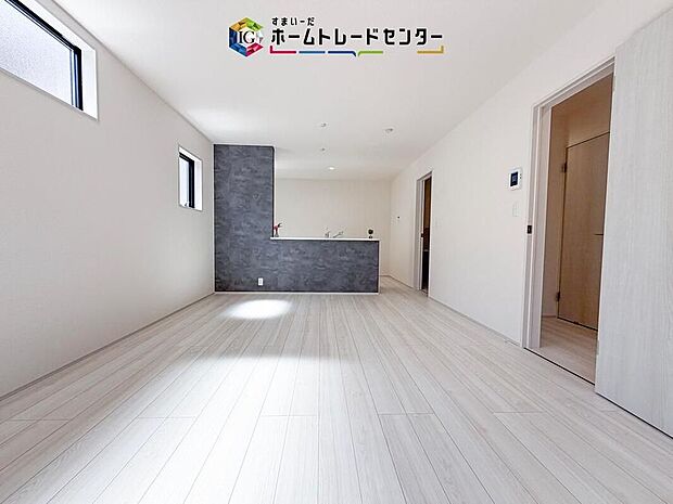 【リビング】縦長で奥行きのあるリビングは、家具の配置がしやすく使い勝手が非常に良いです。特にソファを配置した時にその便利さがお分かりいただけると思います。ゆったりと、くつろげる場所でなくてはならないと考えています
