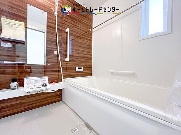 【【浴室】】一坪タイプのユニットバスは、足をしっかりと延ばして一日の疲れを癒すことが可能です。浴室暖房乾燥機も完備しておりますので、カビの心配が無いのはもちろん、雨の日のお洗濯物はお風呂で乾かせます。
