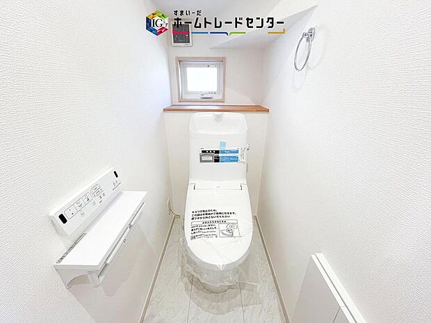 【【トイレ】】暖房機能の付いた便座は冬の寒い日にはあって良かったと本当に思います。もちろん快適で清潔なシャワー機能は標準で備えています。スペースも広くとっているので普段のお掃除もしやすいトイレスペースです。