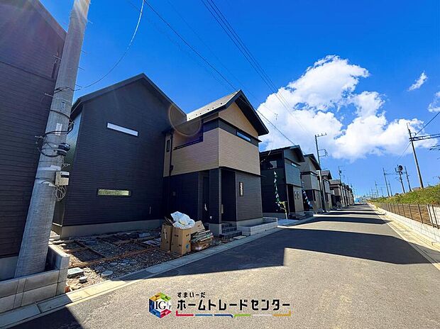 【前面道路含む現地写真】分譲地用の道路は広く整備されているだけではなく、基本的には部外者の方が入ってこないという安心感があります。お子さんが道路で遊んでいる姿を見かけない時代になりましたが、危険度が低いのはメリットです。