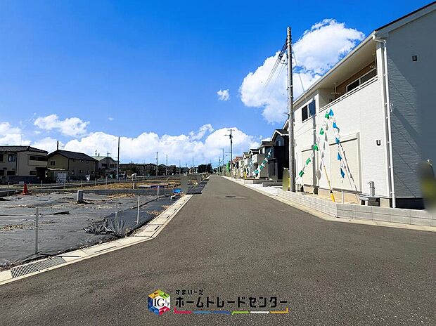 【現地外観写真】ご覧いただけているように、南道路で南側に日差しを遮るような建物はありません、日当たりは後では買えないものです。しっかりと目で見てご判断いただきたく思います。