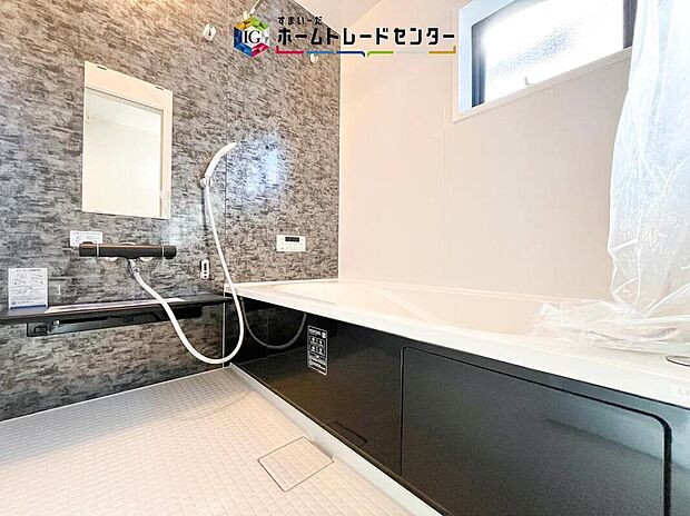 【【浴室】】一坪タイプのユニットバスは、足をしっかりと延ばして一日の疲れを癒すことが可能です。浴室暖房乾燥機も完備しておりますので、カビの心配が無いのはもちろん、雨の日のお洗濯物はお風呂で乾かせます。