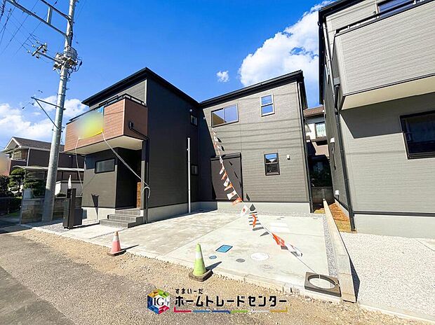 【現地外観写真】駅徒歩6分でお車並列2台可能です。駅が近いので、2台必要ないかもしれませんが、スペースとして確保できていれば普段はフリースペースとして、来客時は駐車場としてと使えますので、会って不便はありません。