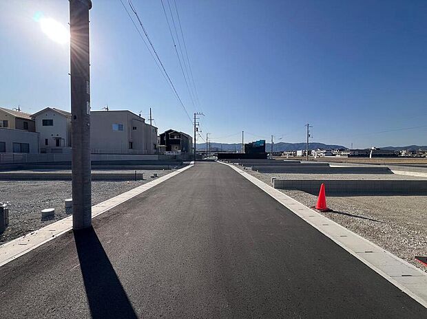 【前面道路含む現地写真】
京都市立羽束師小学校まで徒歩1~4分、京都市立神川中学校まで徒歩2~5分。スーパー等の買い物施設も周辺に点在し、利便性の良い住環境です。