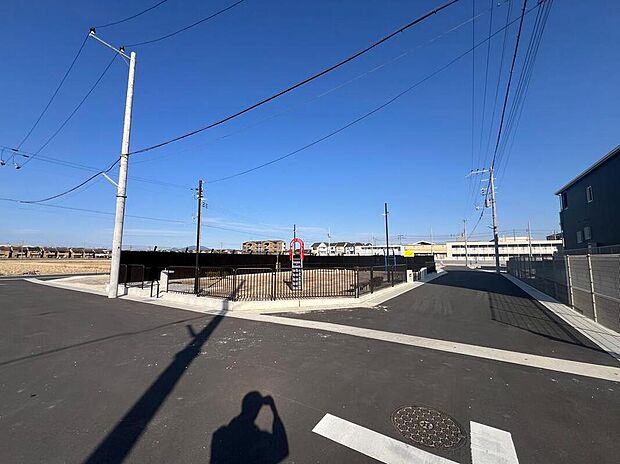 【【前面道路含む現地写真】】道路幅は幅員約6m~約6.4m。車の出し入れなどがスムーズに行える、ゆとりある広さです。新たに造成された分譲地ですので、道路は綺麗に舗装されています。