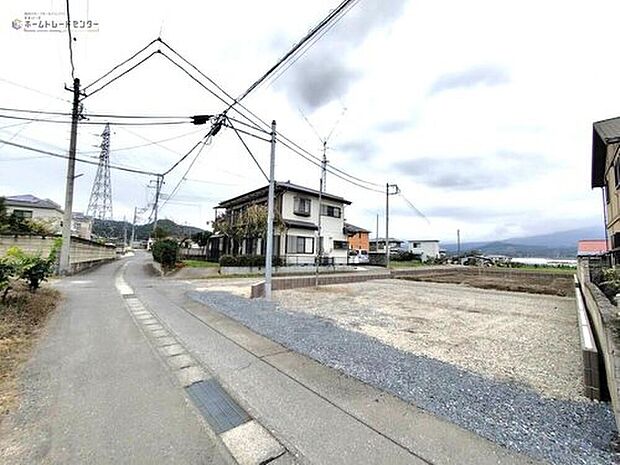 ◆周辺は交通量の少ない生活道路なので小さなお子様がいても安心です！敷地には広々としたカースペースもご用意しました☆