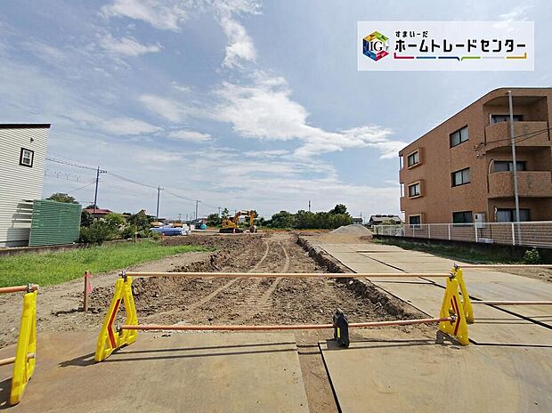 晴れた空が広がり、落ち着いた住宅地の雰囲気で暮らしのイメージが描きやすい現地です。