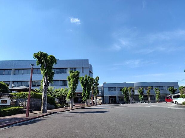 高崎市箕郷支所まで1312m 車3分　開庁時間8:30～17:15。戸籍や住民票、税務、国保、子育て・福祉など、暮らしに関わる各種手続きを身近な窓口で行えます。 