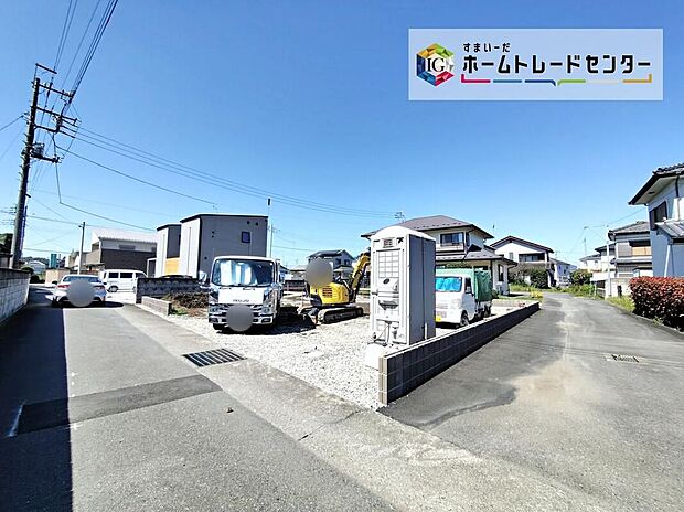 平坦な敷地で、周辺は住宅が並ぶ落ち着いた街並み。青空の下、陽当たりの良さを感じられます。