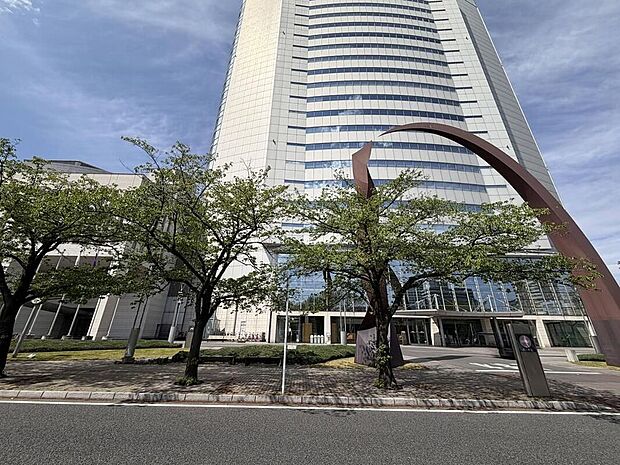 高崎市役所まで5900m 車12分　月～金曜の8:30～17:15に窓口を開設。各種届出や証明書の発行、税・福祉など暮らしに関する手続きをまとめて行えます。市民相談にも対応しています。