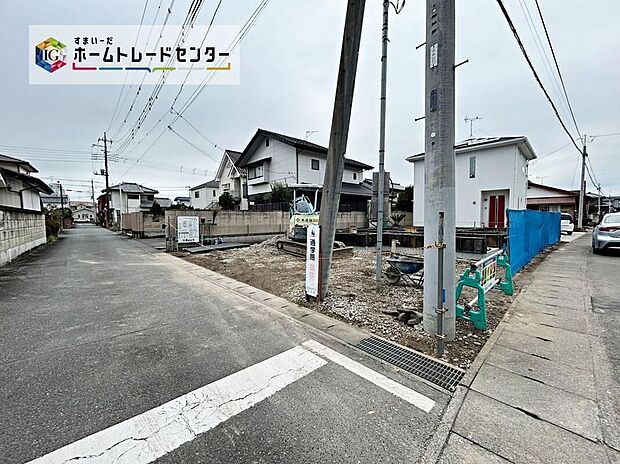 角地に立地する建築予定地。前面道路が広く開放感があり、周囲は落ち着いた住宅街でゆったりとした暮らしを実感できます。駐車2台対応のプランです。
