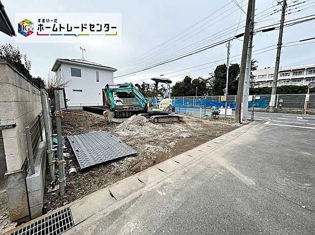 造成中の角地で重機が入っています。前面道路は約6.7mを含み車の出入りがしやすく、開放的な敷地です。隣家との間隔が確保され周辺は住宅地の落ち着いた雰囲気が感じられます。