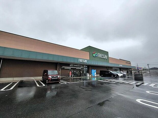 フレッセイ玉村店まで1886m 車5分。営業時間は9:00~22:00。生鮮食品や日用品が充実した地域密着型スーパーで、仕事帰りの買い物や毎日の食材のまとめ買いにも便利です。