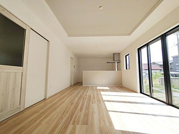 ◆1号棟◇大開口の掃き出し窓から光が差し込む開放感ある空間。木目のフローリングと折上天井が落ち着いた寛ぎを演出します。窓が外の緑を取り込み寛ぎ時間を明るく包みます。
