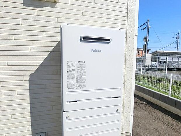 【【エコジョーズ】】エコジョーズは、少ないガス量で効率よくお湯を沸かす省エネ性の高い給湯器。今までは約80%が限界だった給湯熱効率を約95%まで高め、ガス使用量を約13%削減。従来型と比較してエコで経済的です。

