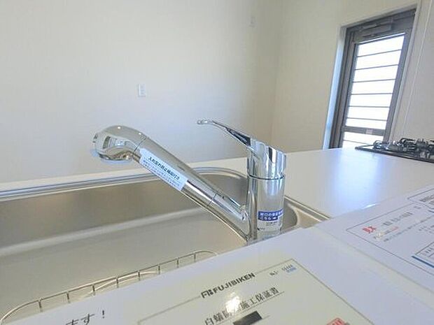 【【浄水器内蔵型ハンドシャワー】】蛇口の先端に浄水器を内蔵。浄水シャワーが使える毎分4リットルのたっぷり浄水。自動クリーニングで、カードリッジはいつもキレイ。また、浄水器ごとホースを引き出せるので、キッチン脇のお掃除も楽々♪

