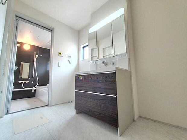 【洗面台・洗面所】3号棟◆広々とした洗面スペースは、ドラム式の洗濯機を配置しても十分なスペースを確保した設計です♪