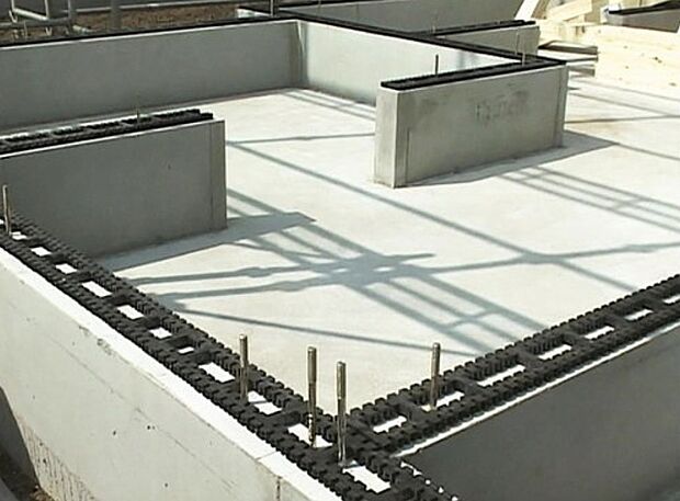 【防湿措置「基礎パッキン」】基礎と土台の間に基礎パッキン（20ｍｍ厚）を入れることにより分離させ、土台からの湿気を基礎へ浸透するのを防ぎます。また、床下換気が可能です。