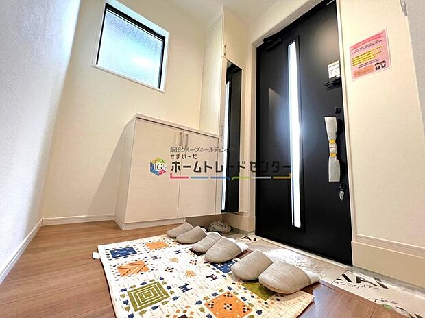 【玄関】◆お家で出会う人々を迎える玄関だからこそ、広々清潔感あふれる空間にしたいものです。採光・通風にも配慮された設計で毎日明るい空間をキープします♪